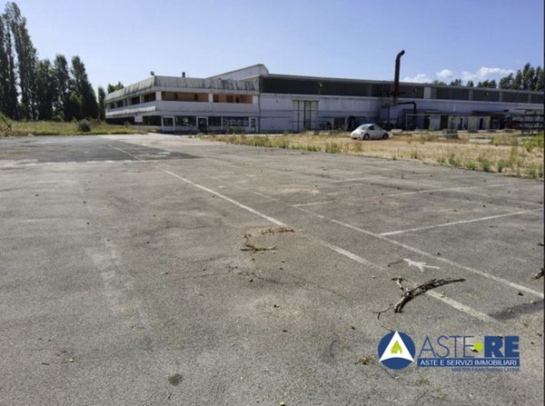 locale di sgombero in vendita a Baia e Latina in zona Latina