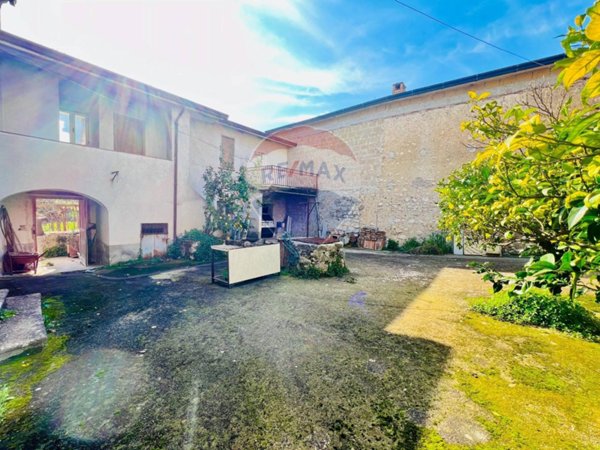 casa indipendente in vendita a Baia e Latina in zona Contra