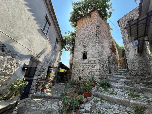 casa indipendente in vendita a Baia e Latina in zona Latina