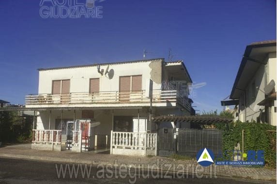 negozio in vendita a Baia e Latina in zona Latina