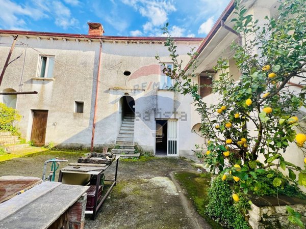 casa indipendente in vendita a Baia e Latina in zona Contra