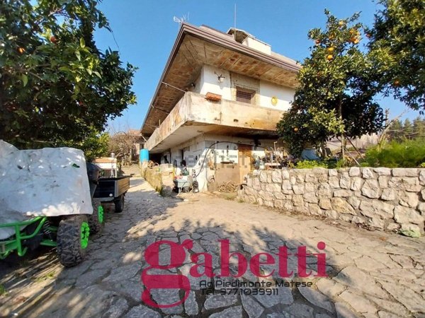 casa indipendente in vendita a Baia e Latina in zona Latina