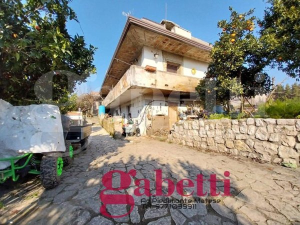 casa indipendente in vendita a Baia e Latina in zona Latina
