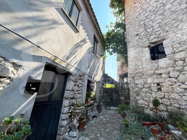 casa indipendente in vendita a Baia e Latina