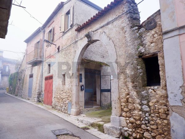 casa indipendente in vendita a Baia e Latina in zona Latina