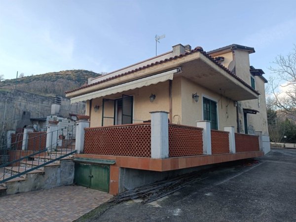 casa indipendente in vendita a Caiazzo in zona Cesarano