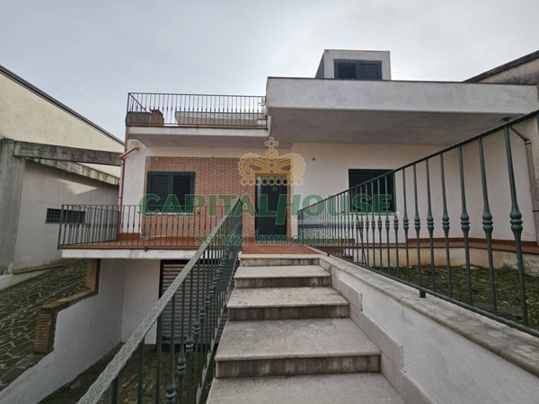 casa indipendente in vendita a Calvi Risorta in zona Visciano