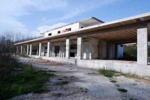 locale commerciale in vendita a Calvi Risorta