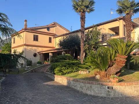 casa indipendente in vendita a Calvi Risorta in zona Petrulo