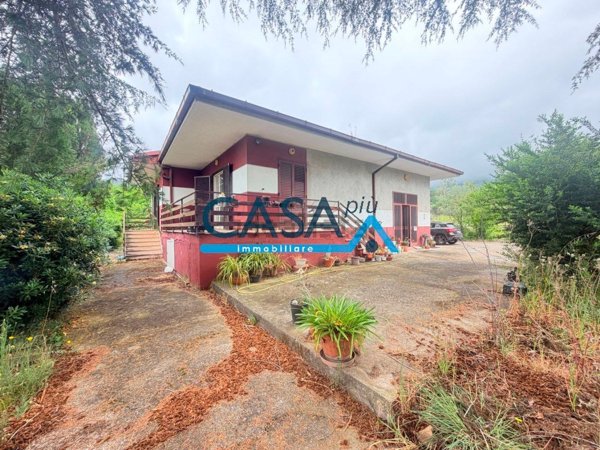 casa indipendente in vendita a Calvi Risorta in zona Petrulo