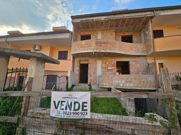 casa indipendente in vendita a Calvi Risorta in zona Petrulo