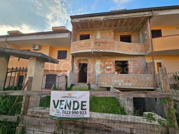 casa indipendente in vendita a Calvi Risorta in zona Petrulo