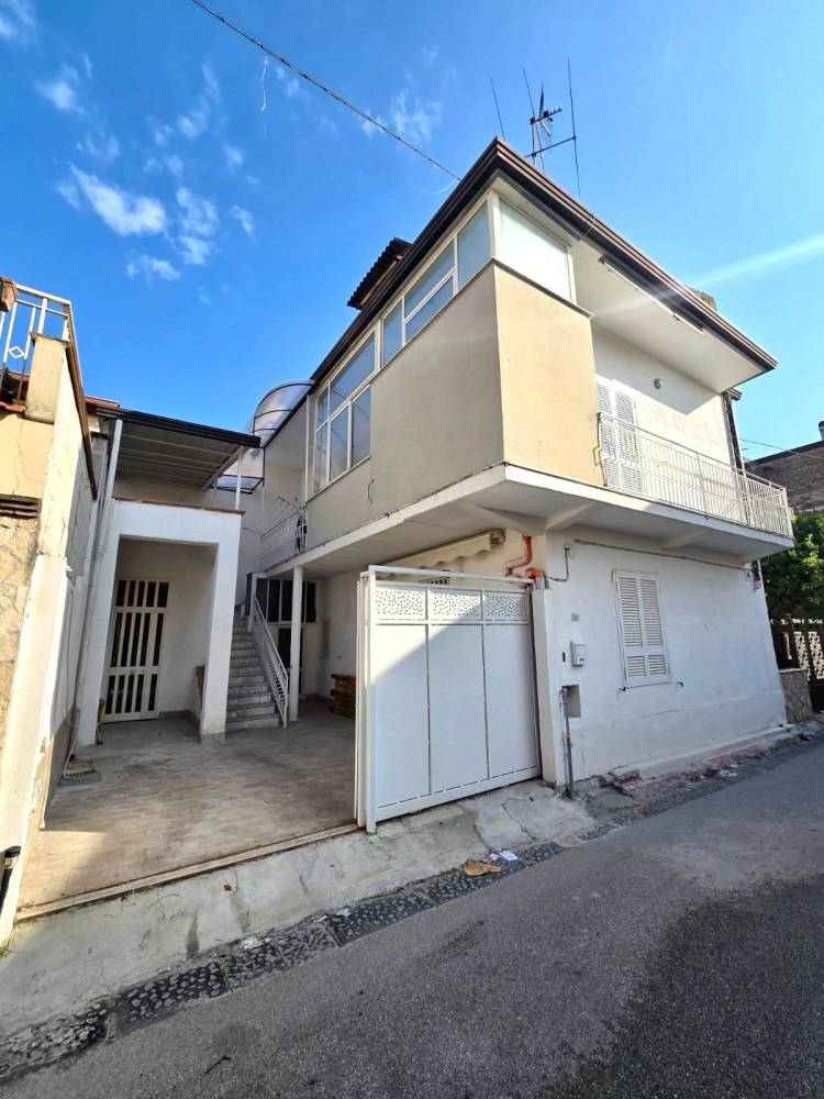 casa indipendente in vendita a Cancello ed Arnone