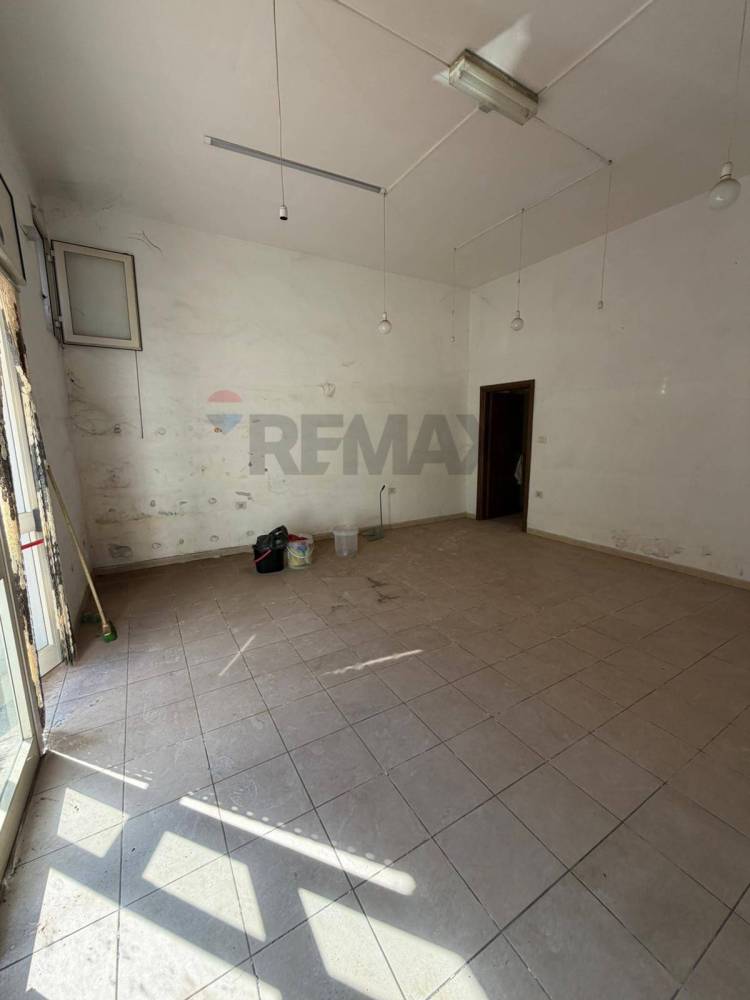 negozio in vendita a Cancello ed Arnone