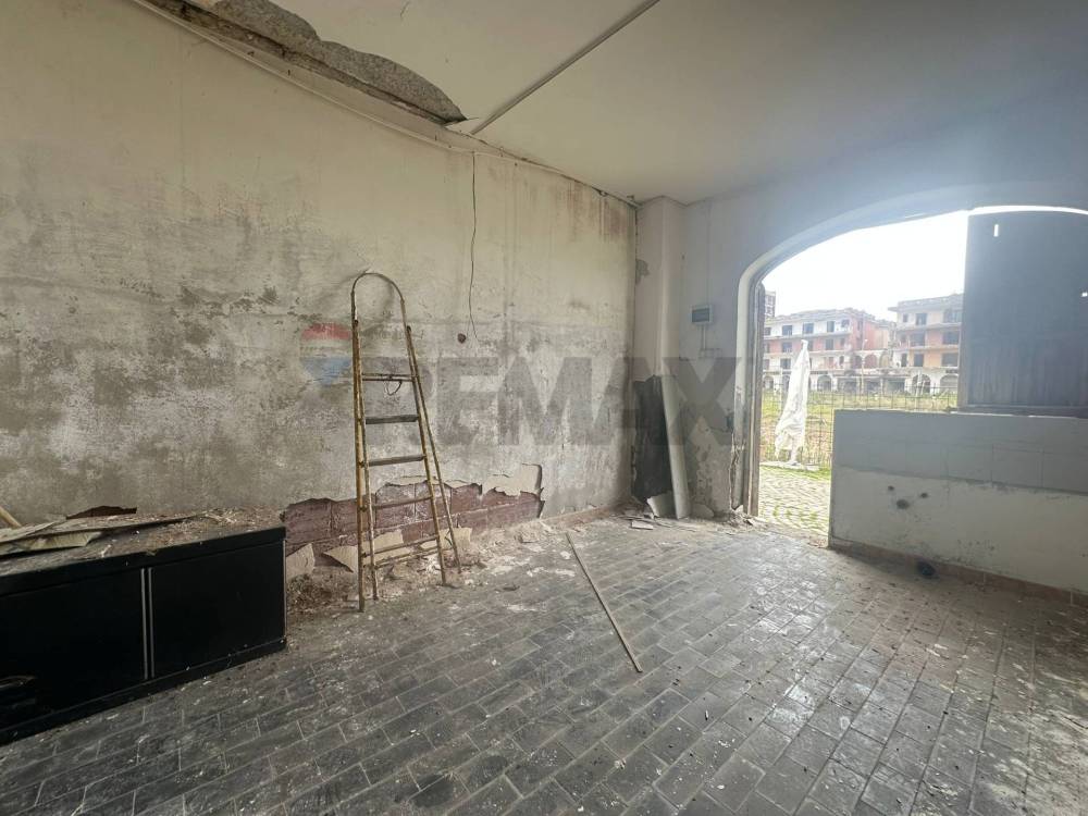 locale commerciale in vendita a Cancello ed Arnone