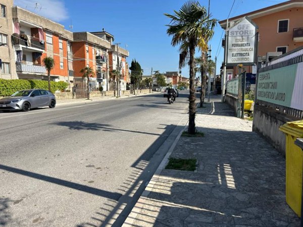 locale commerciale in vendita a Cancello ed Arnone