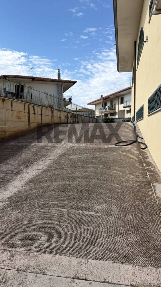 locale commerciale in vendita a Cancello ed Arnone