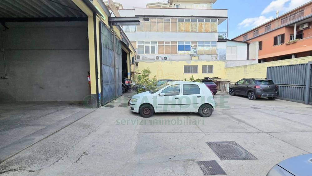 locale commerciale in vendita a Capodrise