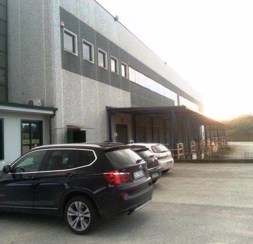 locale commerciale in vendita a Capua
