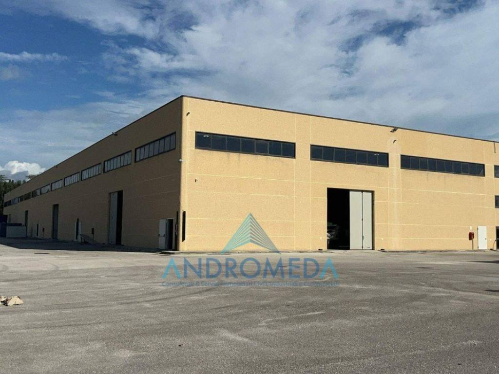 locale commerciale in vendita a Capua