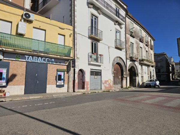 locale commerciale in vendita a Capua