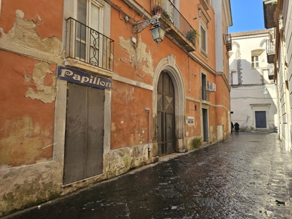 locale commerciale in vendita a Capua