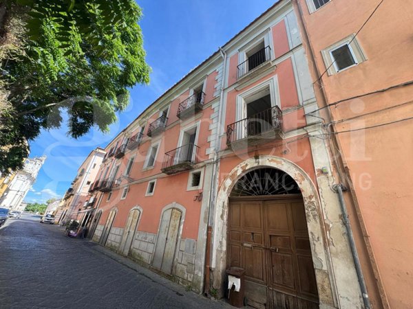 locale commerciale in vendita a Capua