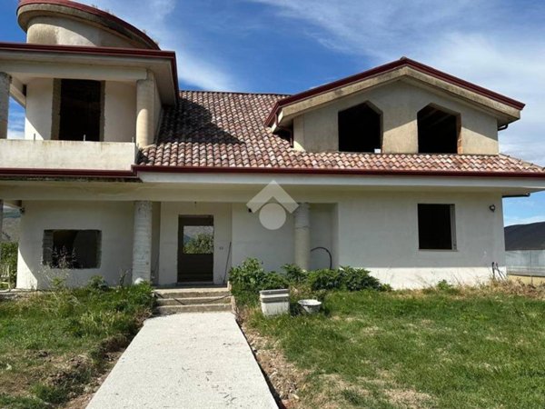 locale commerciale in vendita a Capua