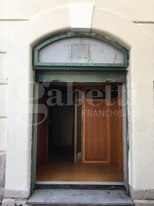 negozio in vendita a Capua
