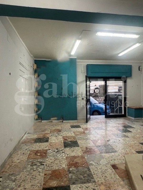 locale commerciale in vendita a Capua