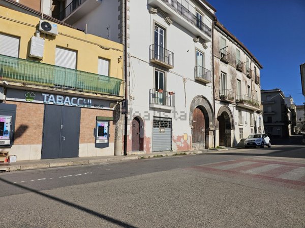 locale commerciale in vendita a Capua