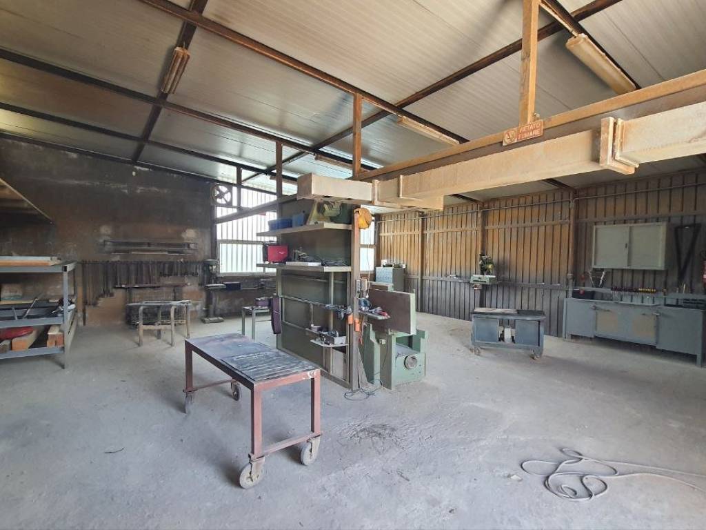 locale commerciale in vendita a Capua