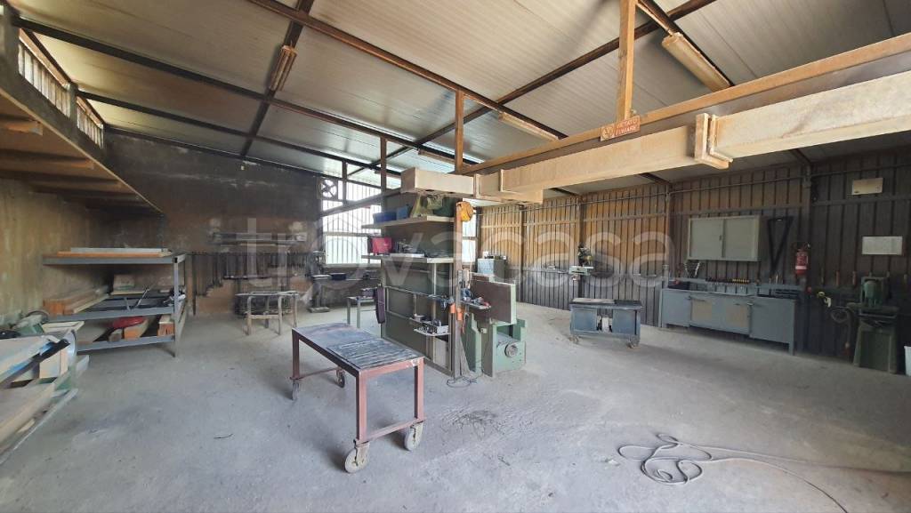 locale commerciale in vendita a Capua