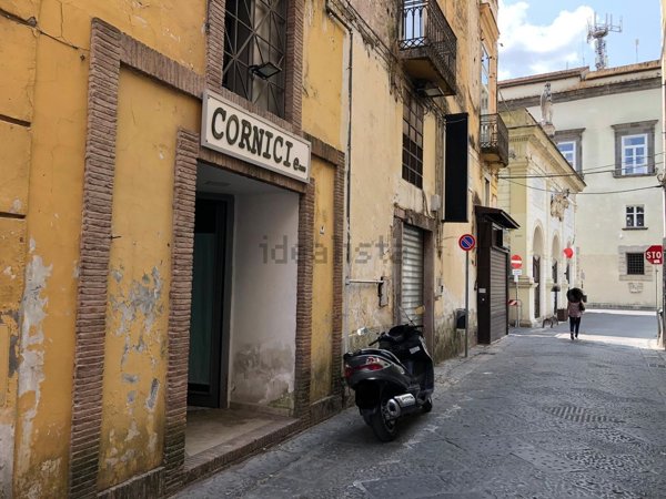 locale commerciale in vendita a Capua