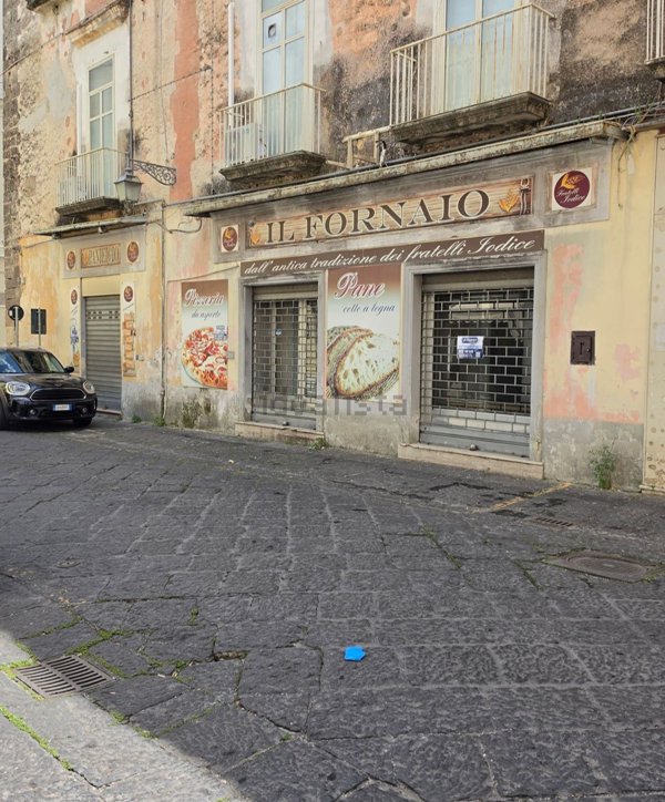 locale commerciale in vendita a Capua