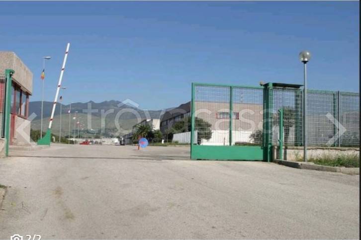 locale commerciale in vendita a Capua