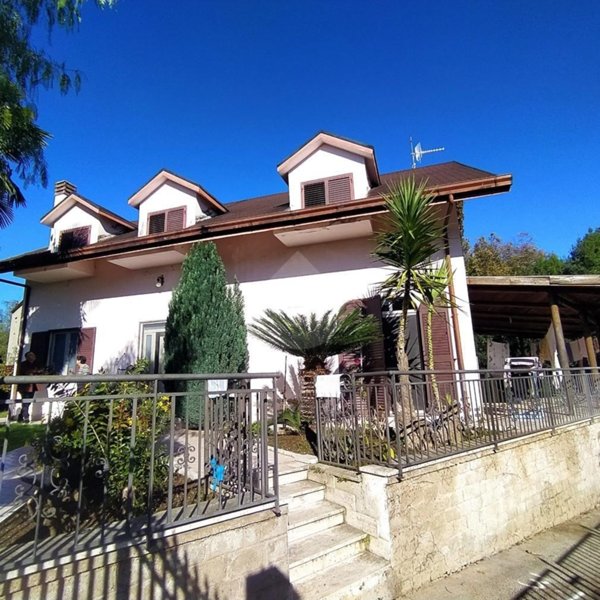 casa indipendente in vendita a Carinola in zona Casale