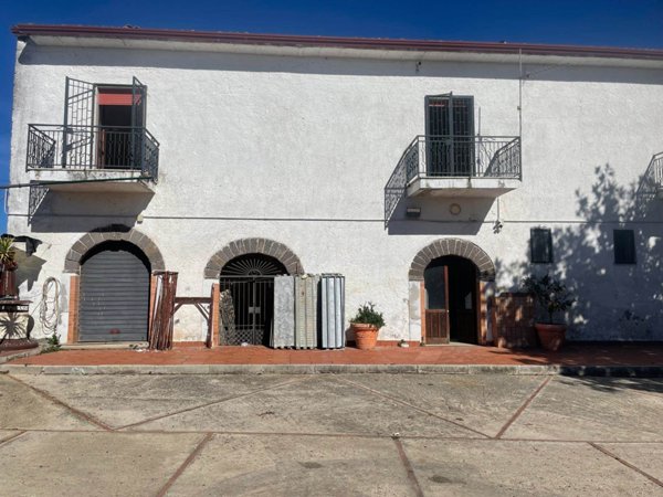 casa indipendente in vendita a Carinola in zona Croce di Casale