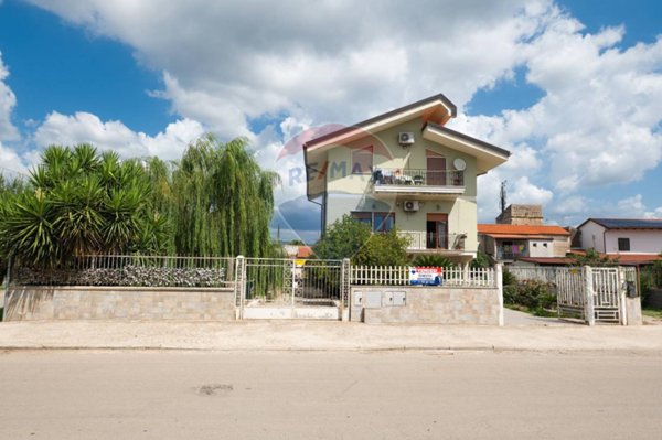 casa indipendente in vendita a Carinola in zona Santa Croce