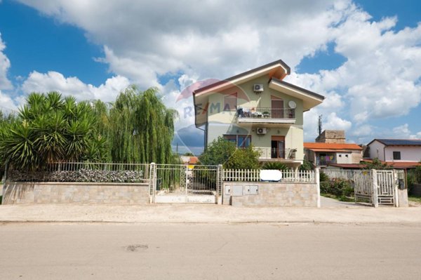 casa indipendente in vendita a Carinola in zona Santa Croce