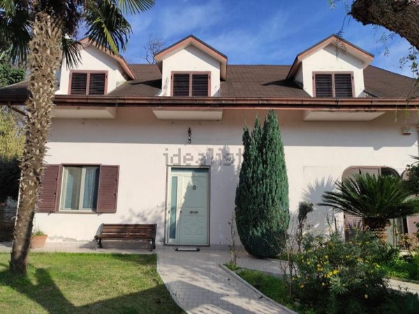 casa indipendente in vendita a Carinola in zona Casale