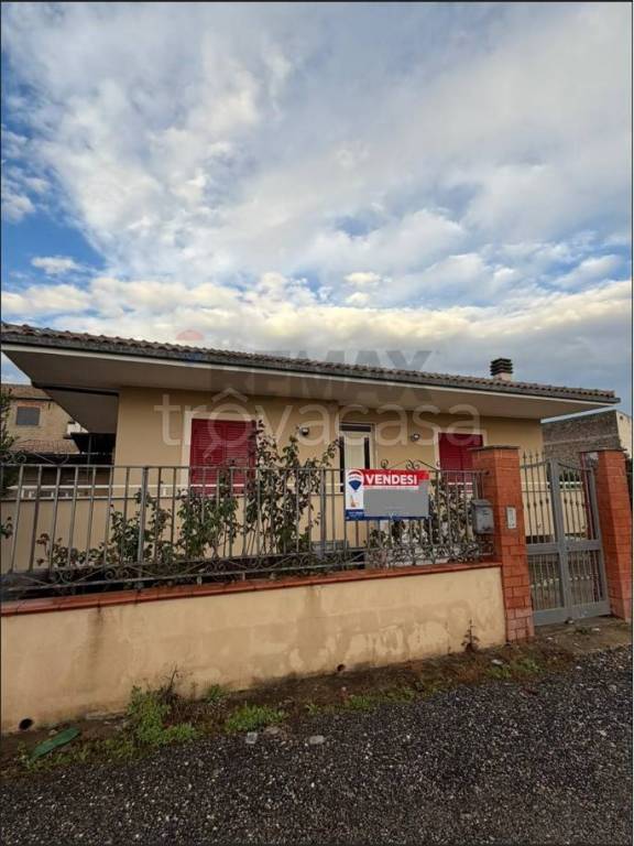 casa indipendente in vendita a Carinola in zona Santa Croce