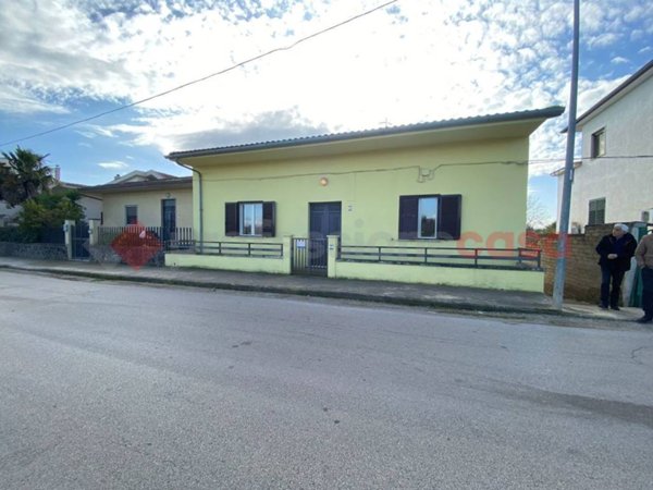 casa indipendente in vendita a Carinola in zona Santa Croce