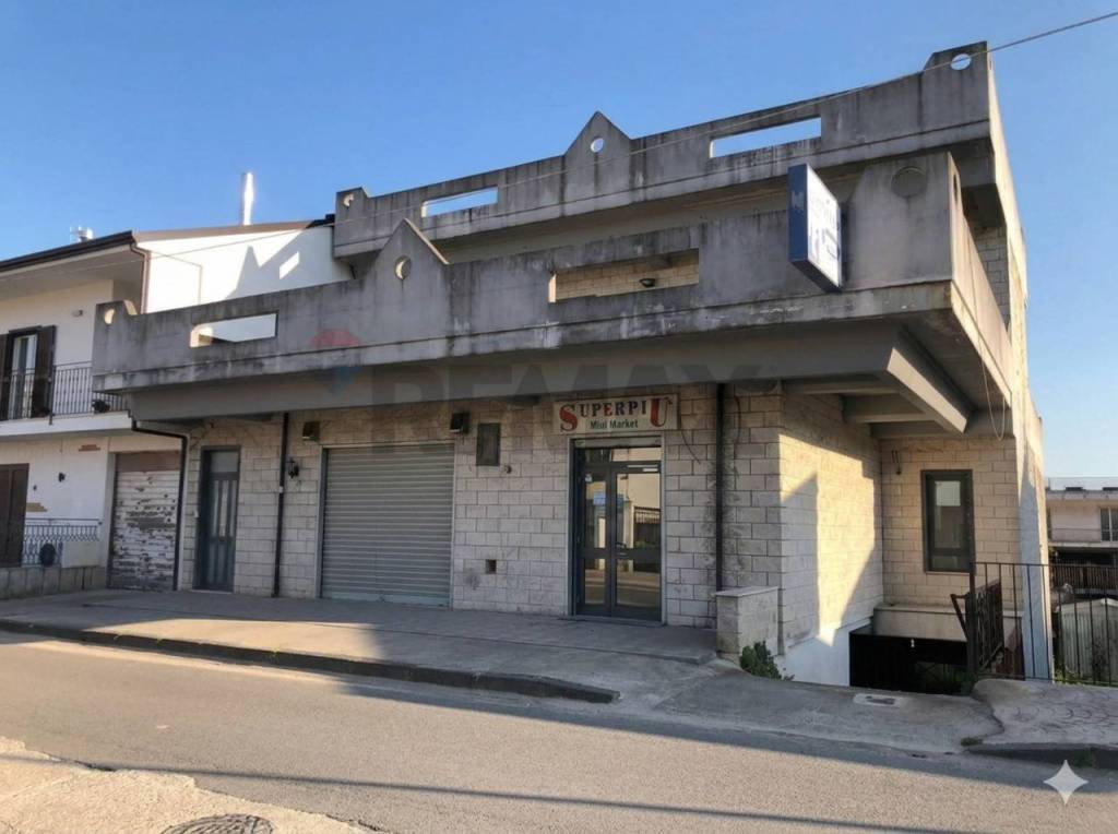 negozio in vendita a Carinola in zona Santa Croce