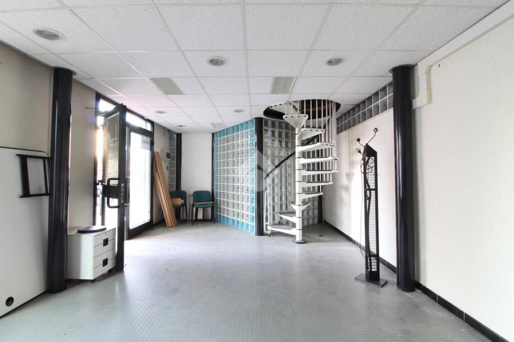 negozio in vendita a Casagiove