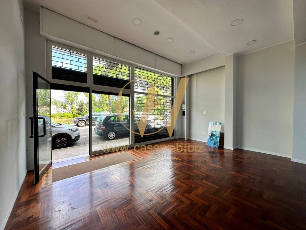 negozio in vendita a Casagiove