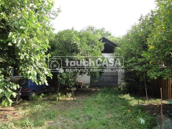 locale commerciale in vendita a Casaluce