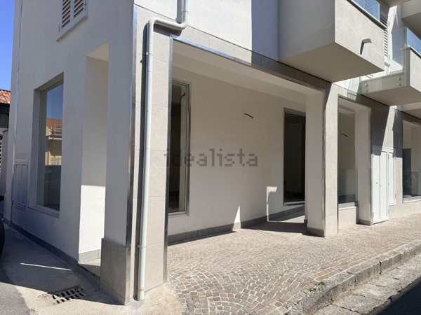 locale commerciale in vendita a Casaluce