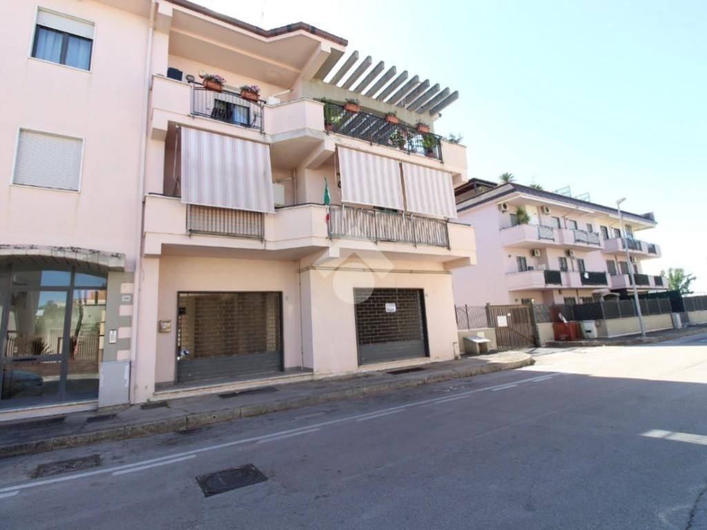 locale commerciale in vendita a Casapulla