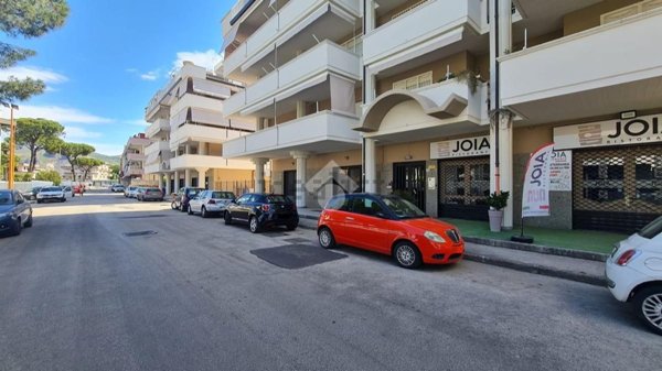 locale commerciale in vendita a Casapulla